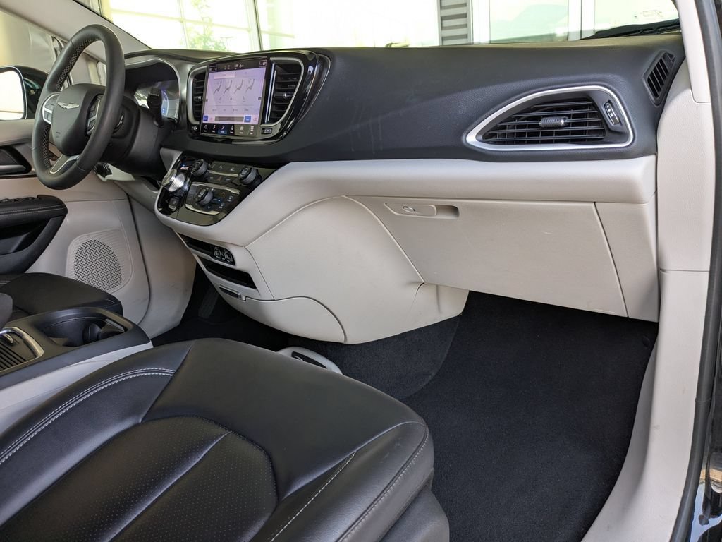 Used 2024 Chrysler Pacifica Touring-L FWD image 14