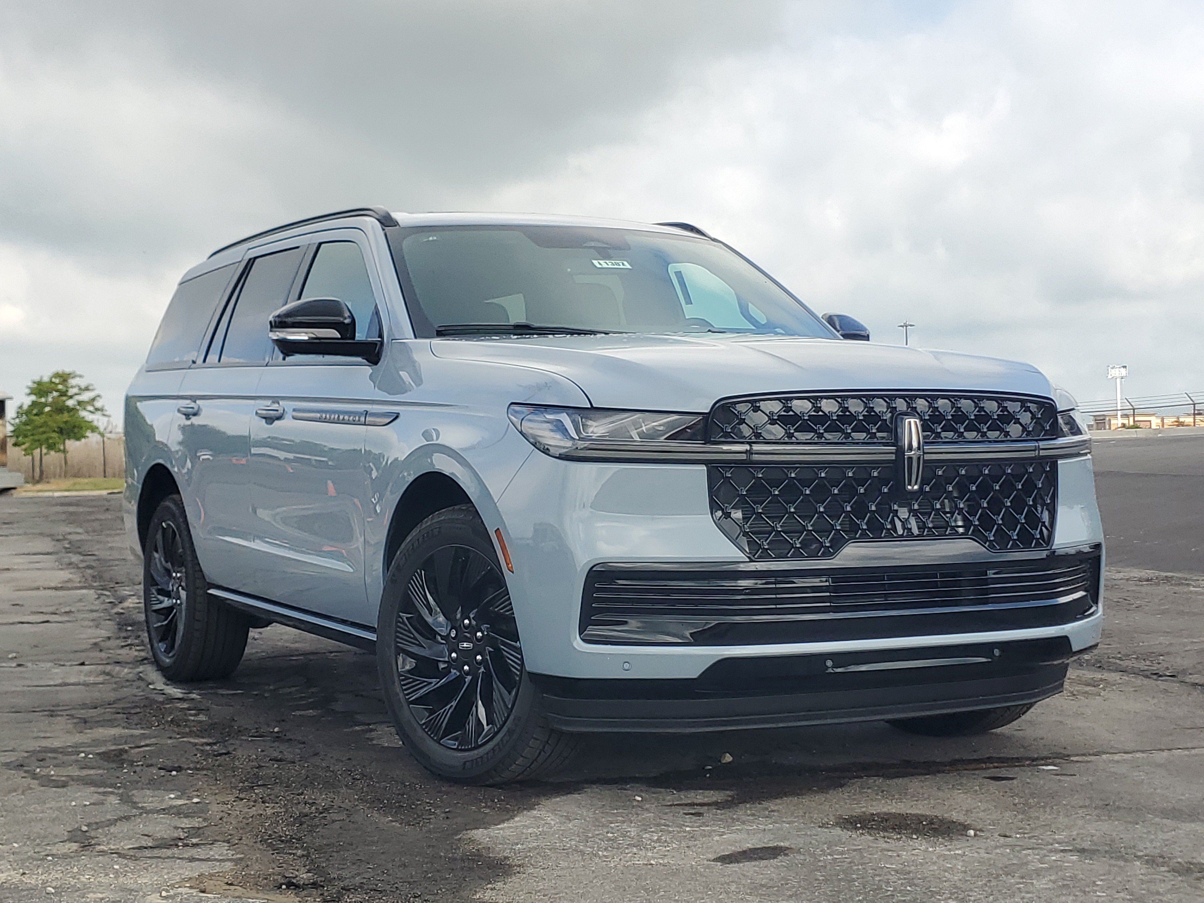 New 2026 Lincoln Navigator Reserve w/ Jet Appearance Package AWD/4WD image 1