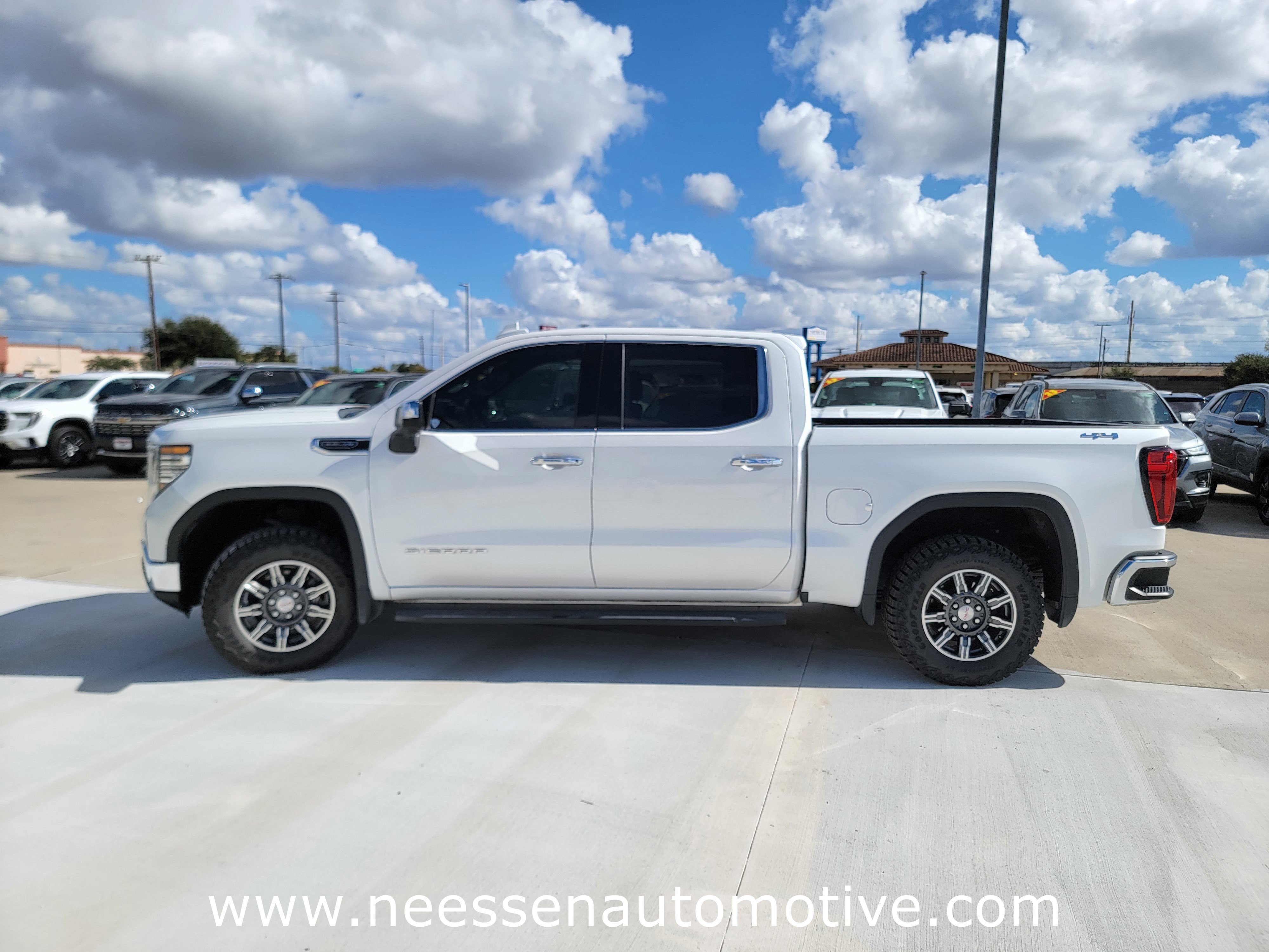 Used 2022 GMC Sierra 1500 SLT w/ SLT Convenience Package image 4