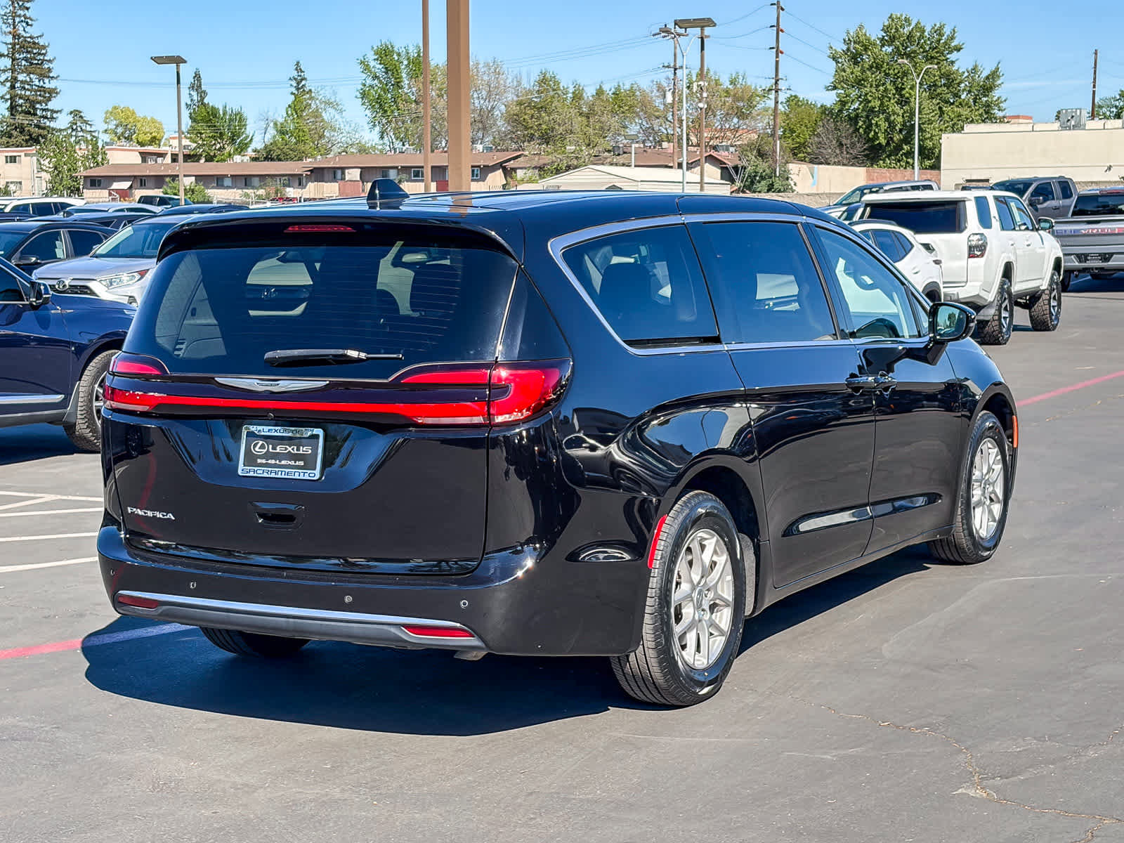 Used 2024 Chrysler Pacifica Touring-L image 4
