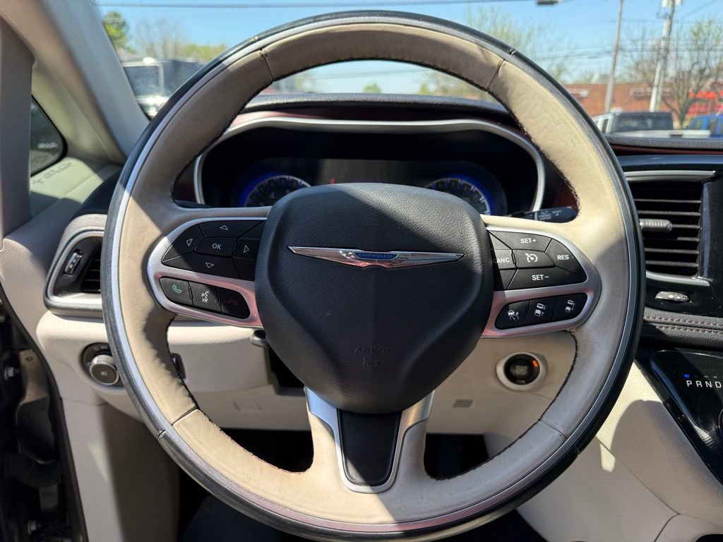 Used 2017 Chrysler Pacifica Limited image 13