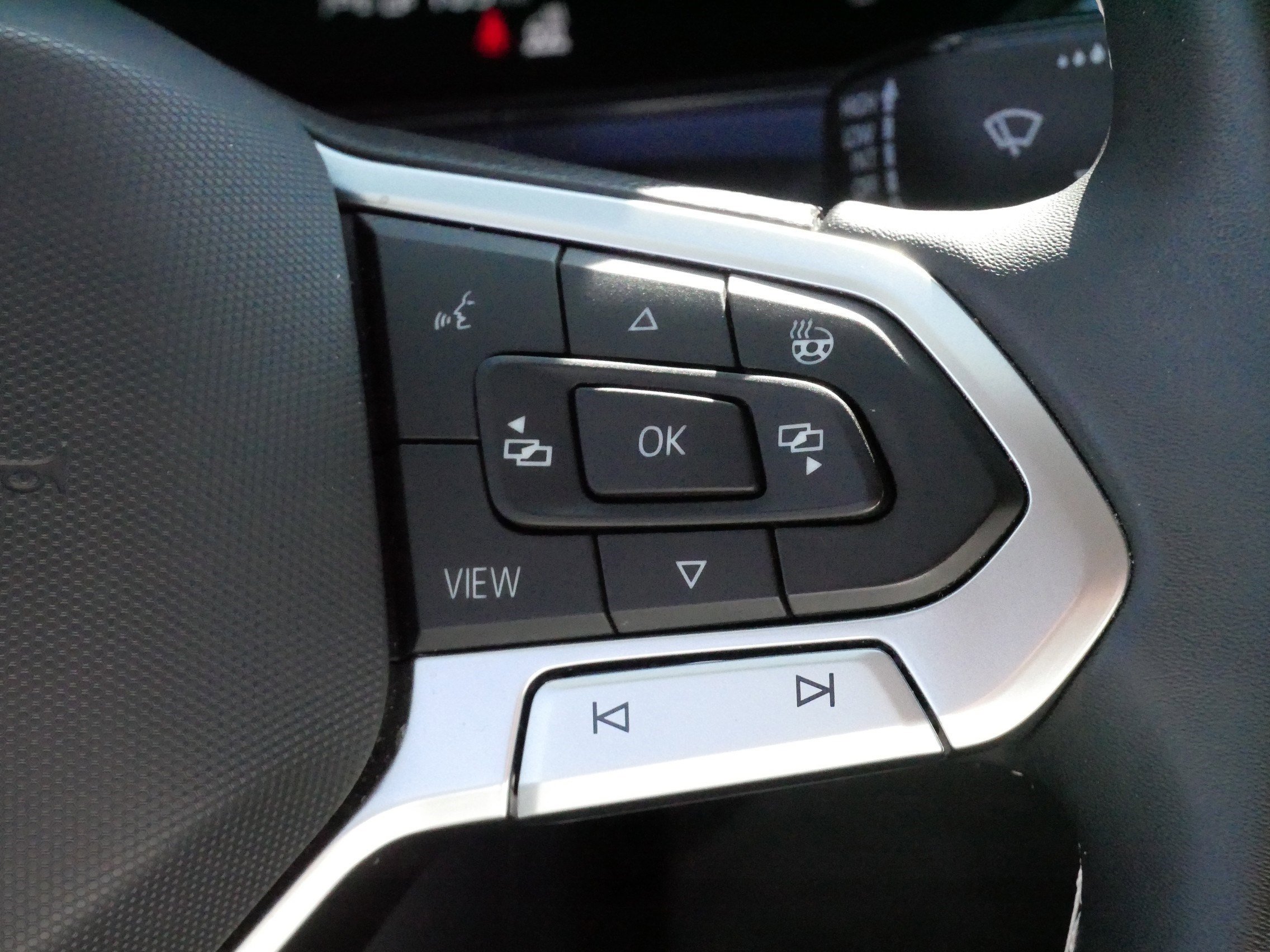 Used 2023 Volkswagen Taos SE w/ Panoramic Sunroof Package image 25