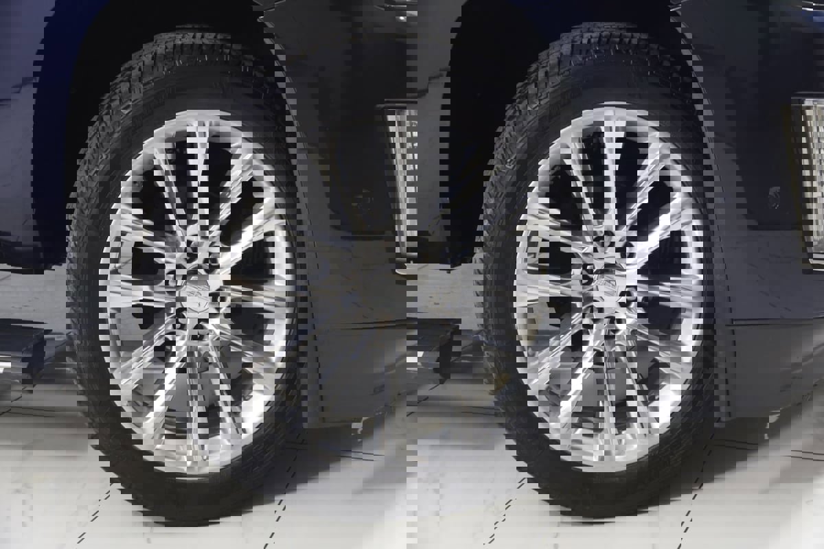 Used 2019 Cadillac Escalade ESV Premium Luxury AWD/4WD image 17