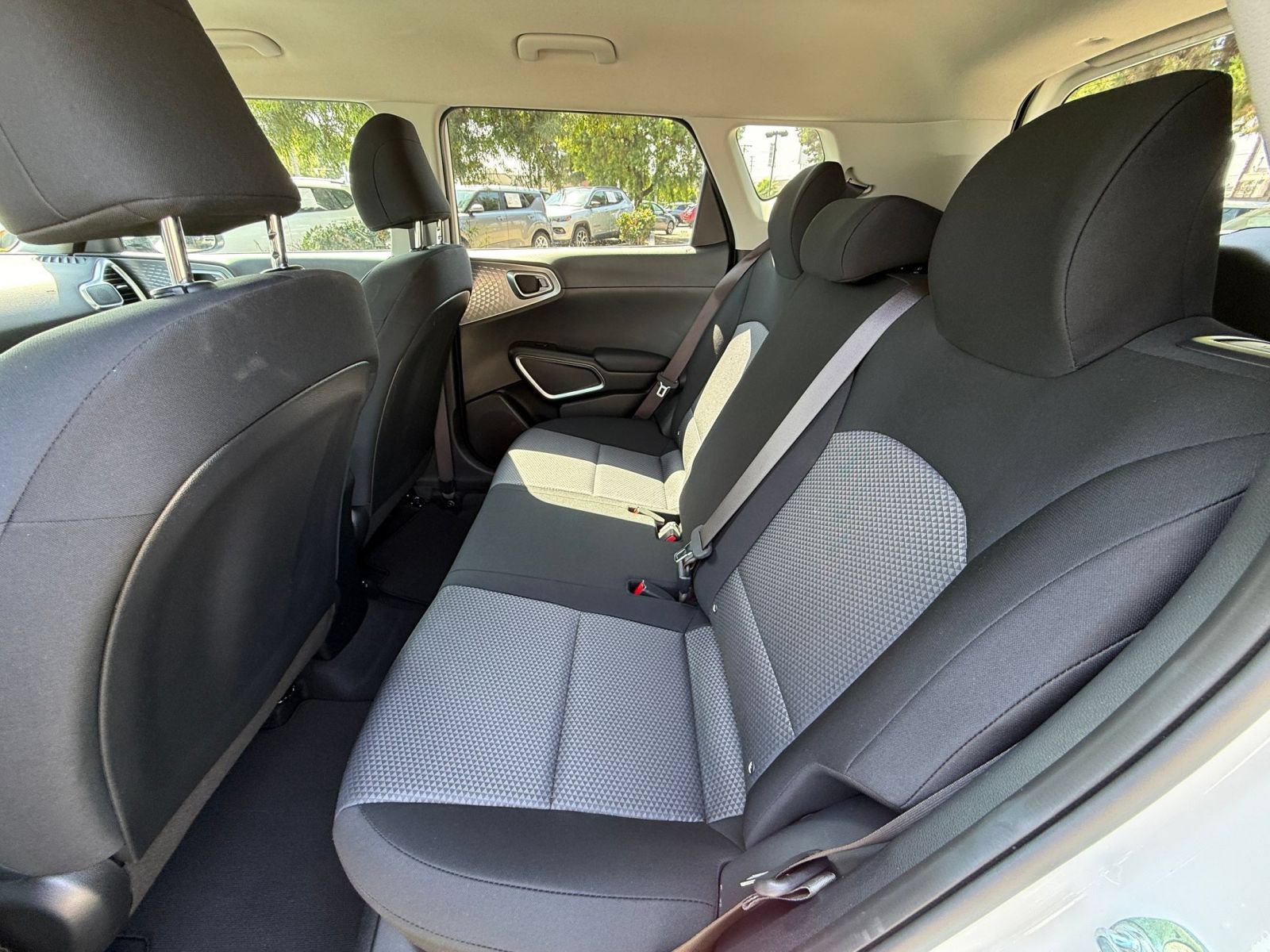 Used 2025 Kia Soul LX w/ LX Technology Package FWD image 21