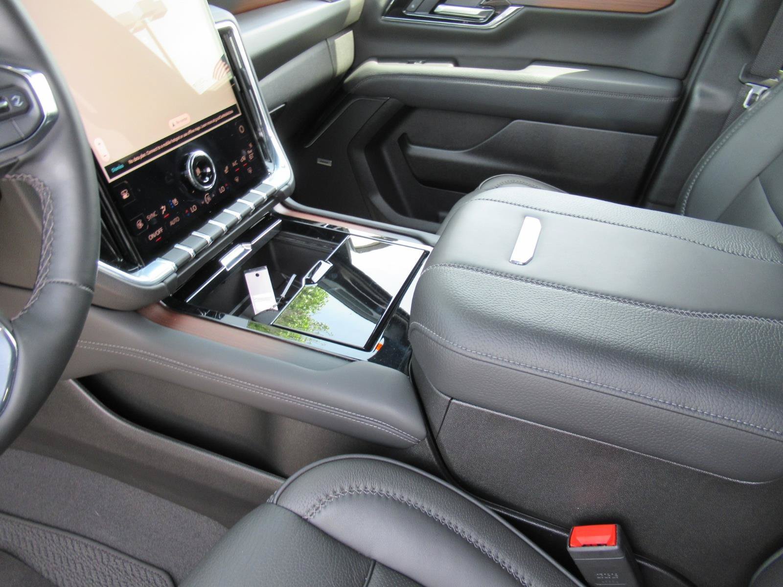 Used 2025 GMC Yukon Denali AWD/4WD image 16