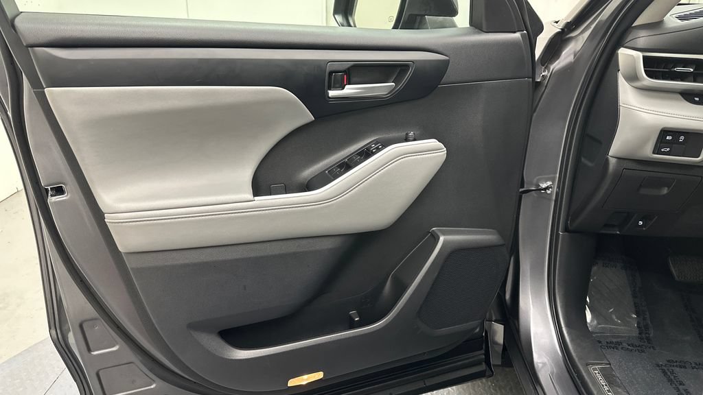Certified 2024 Toyota Highlander XLE AWD/4WD image 17