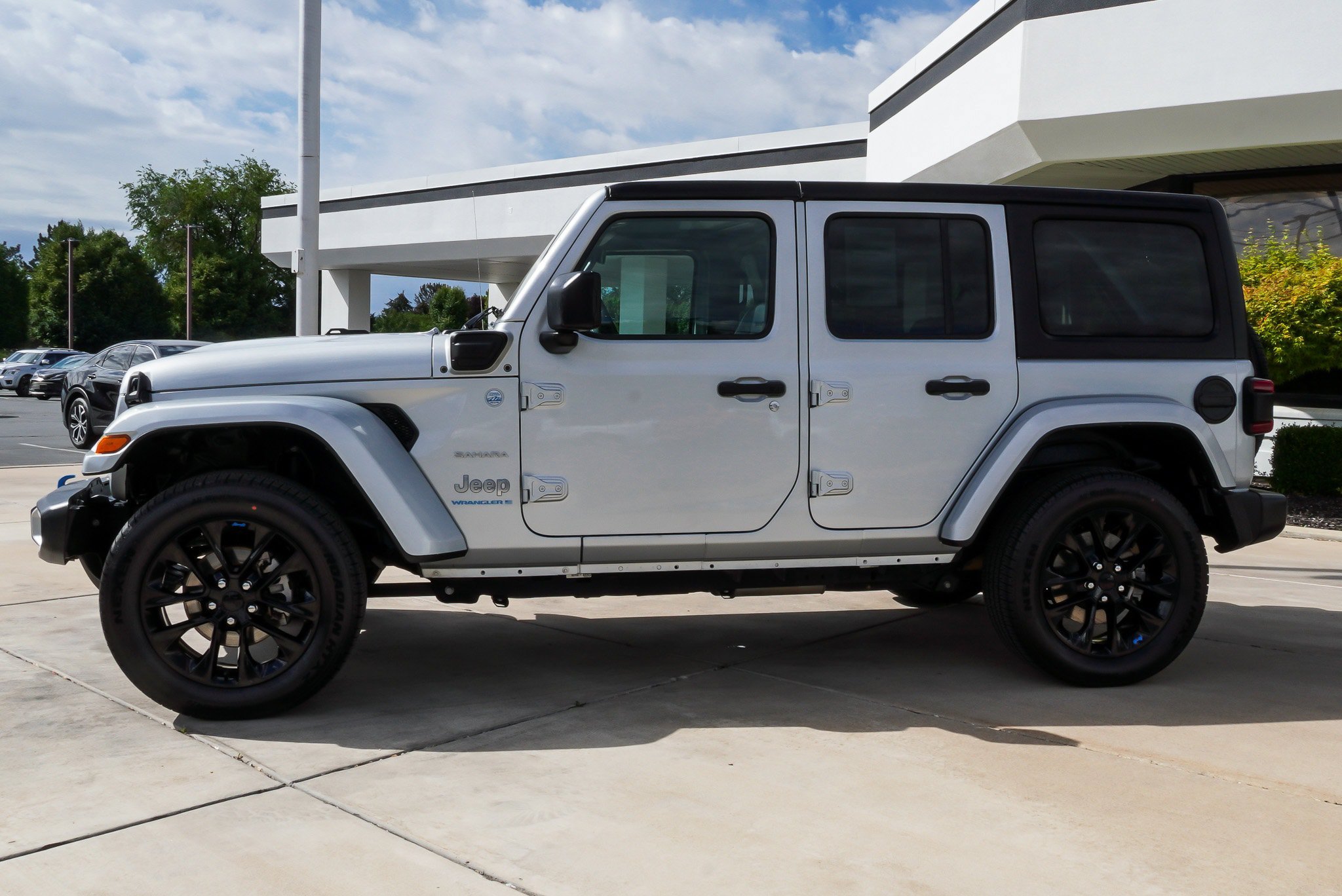 Used 2023 Jeep Wrangler Unlimited Sahara AWD/4WD image 5