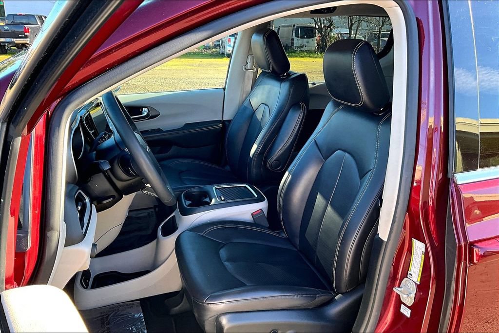 Used 2023 Chrysler Pacifica Touring-L FWD image 9