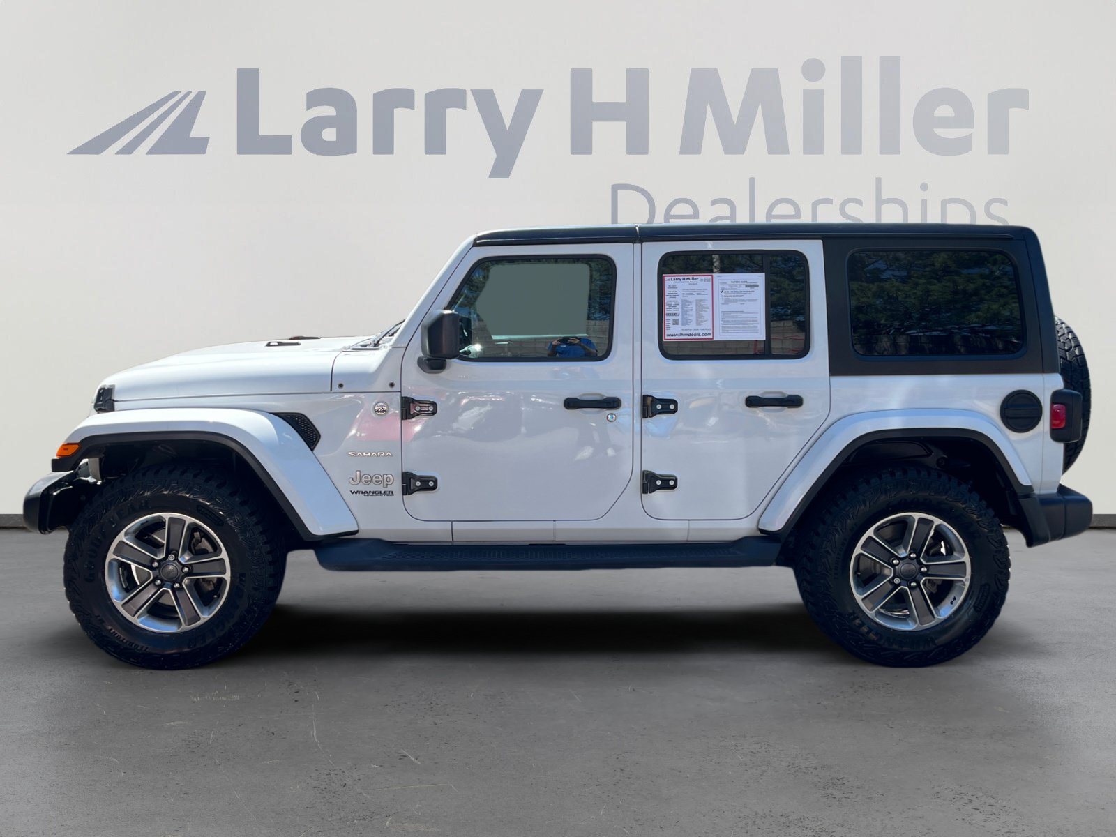 Used 2018 Jeep Wrangler Unlimited Sahara AWD/4WD image 2