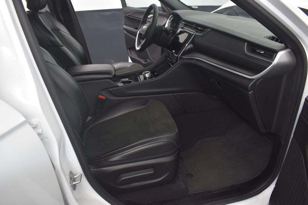 Used 2025 Jeep Grand Cherokee Altitude AWD/4WD image 19