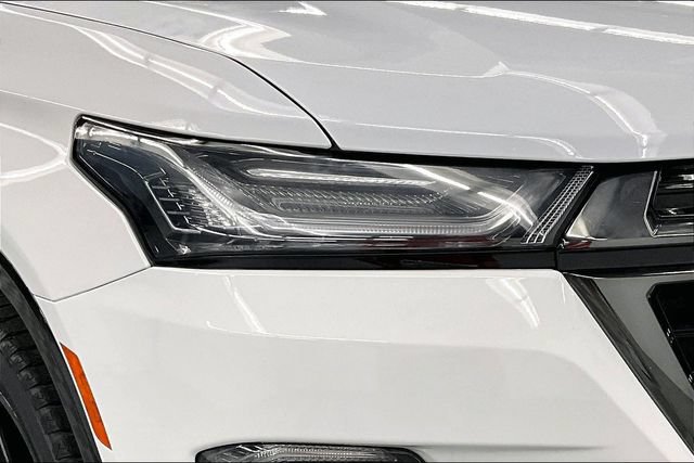 Used 2022 Chevrolet Traverse Premier w/ Redline Edition AWD/4WD image 37