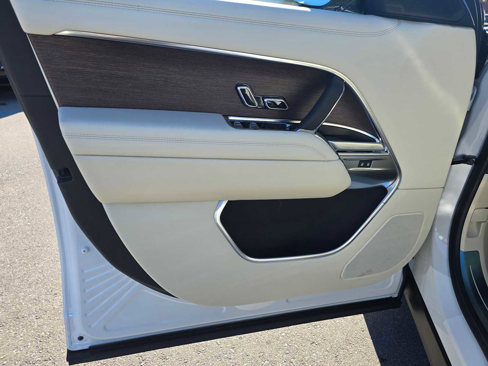 New 2025 Land Rover Range Rover SE image 26