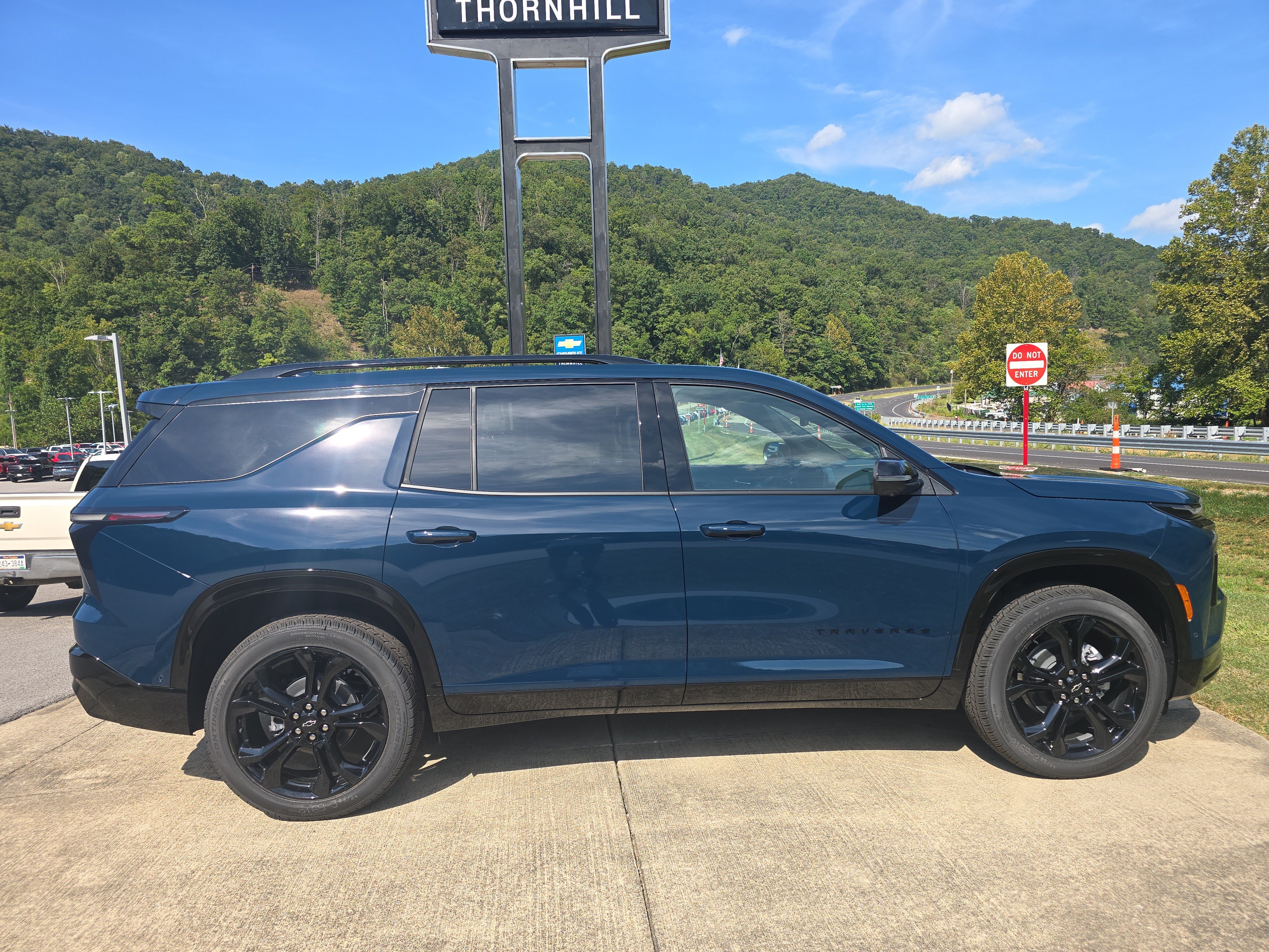 New 2027 Chevrolet Traverse RS w/ LPO, Floor Liner Package AWD/4WD image 8
