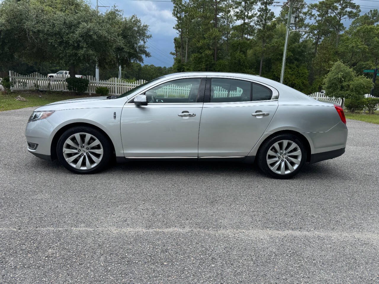 Used 2013 Lincoln MKS FWD image 3