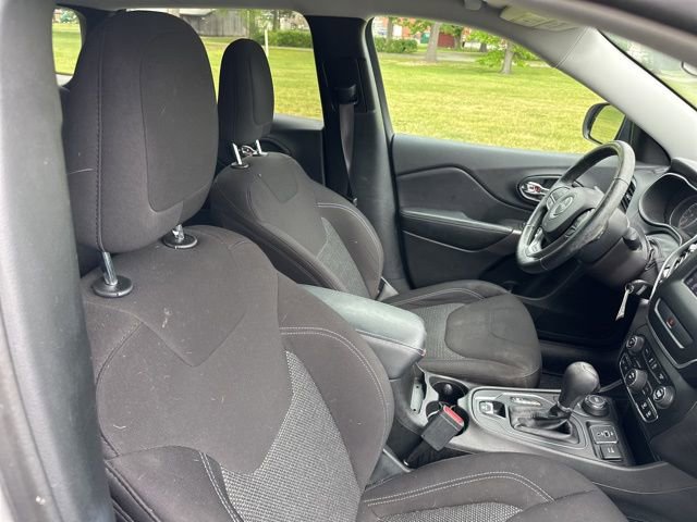 Used 2019 Jeep Cherokee Latitude w/ Cold Weather Group AWD/4WD image 24