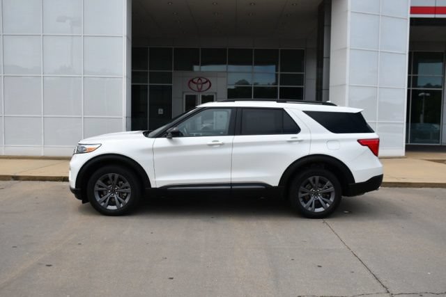Used 2023 Ford Explorer XLT w/ Equipment Group 202A AWD/4WD image 2