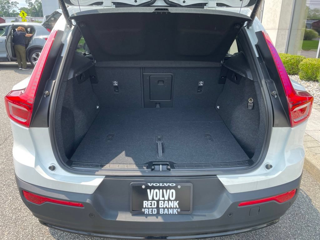Certified 2025 Volvo XC40 B5 Plus AWD/4WD image 12