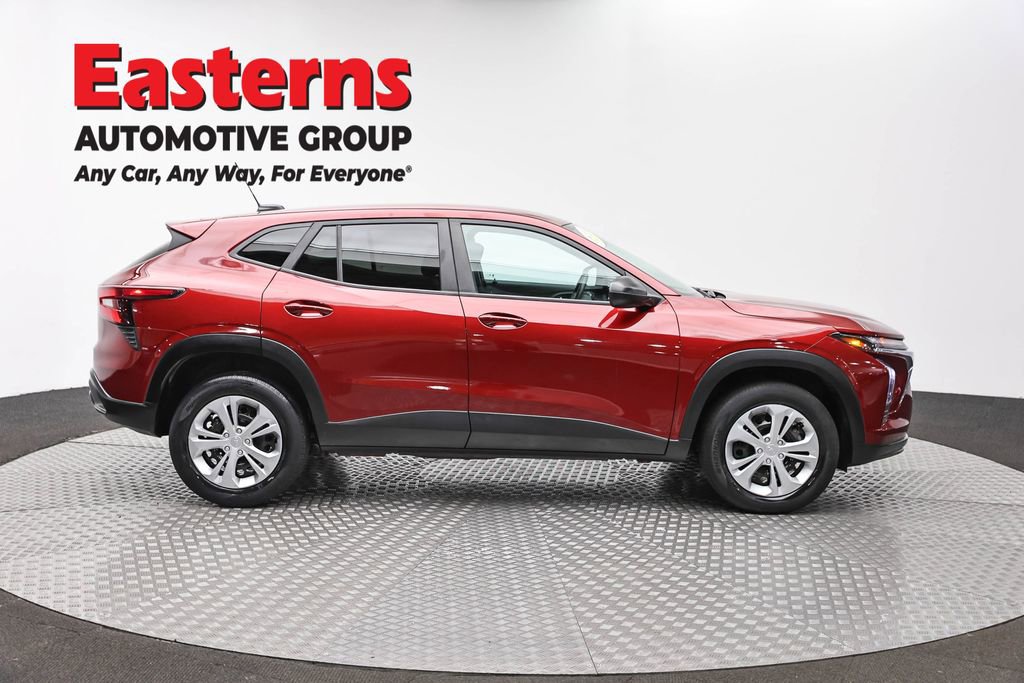 Used 2024 Chevrolet Trax LS FWD image 4