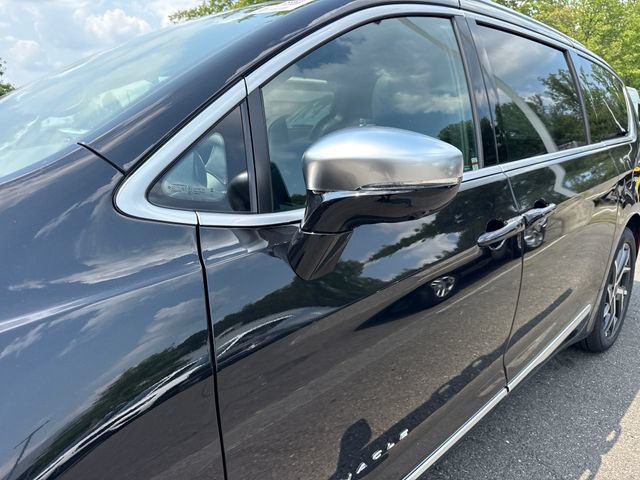 New 2027 Chrysler Pacifica Pinnacle w/ Theater Group FWD image 4