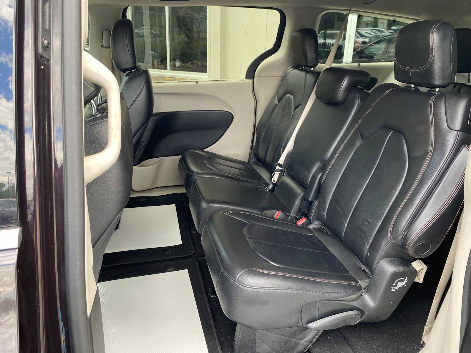 Used 2017 Chrysler Pacifica Touring-L FWD image 10