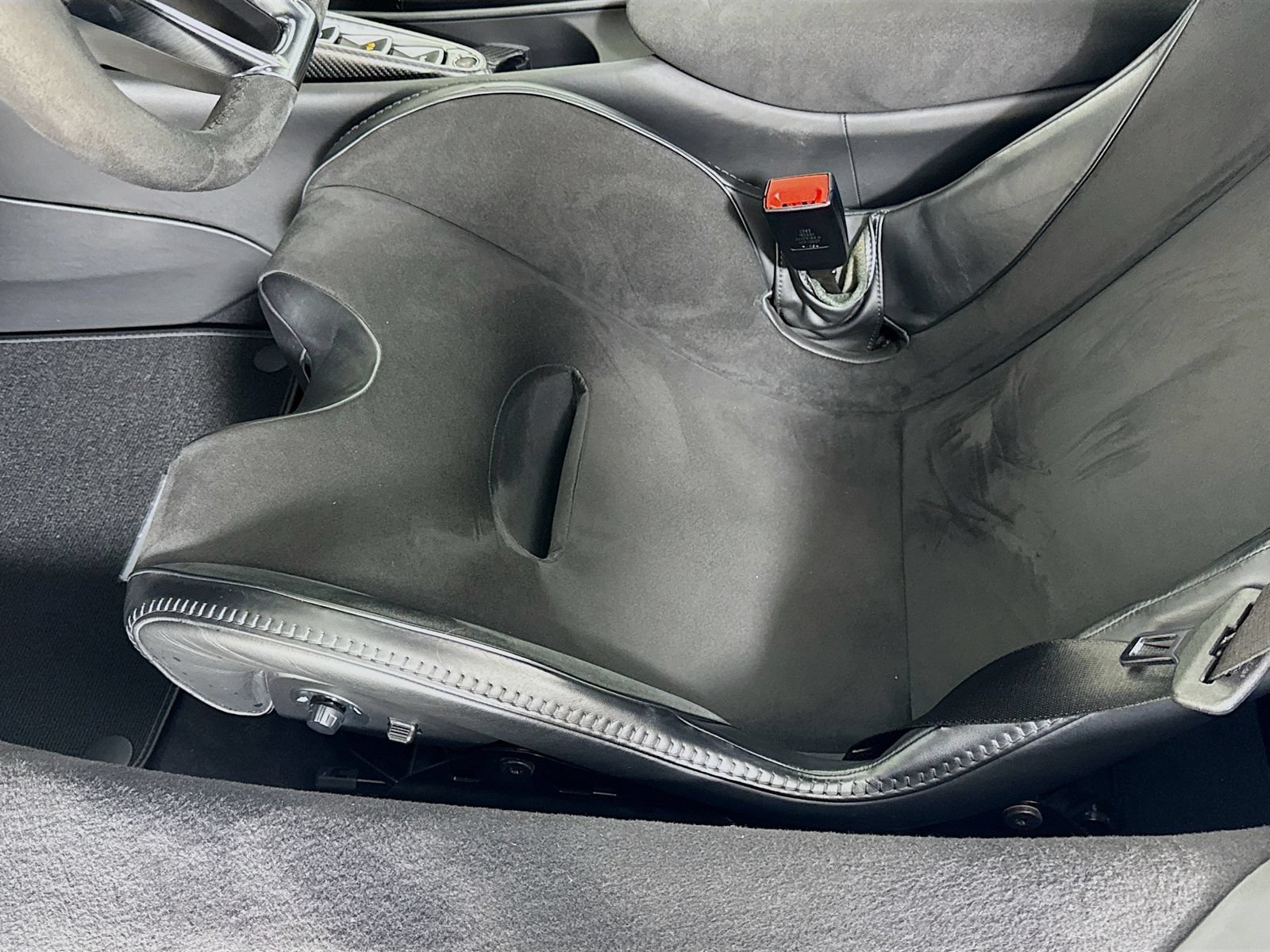 Used 2025 McLaren Artura RWD image 18