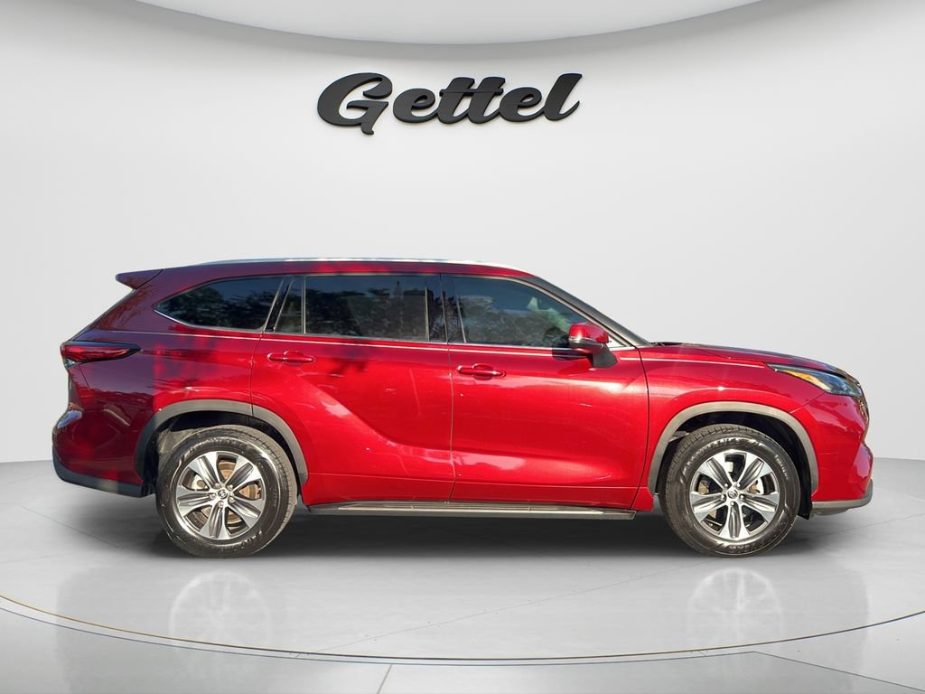 Used 2022 Toyota Highlander XLE FWD image 4