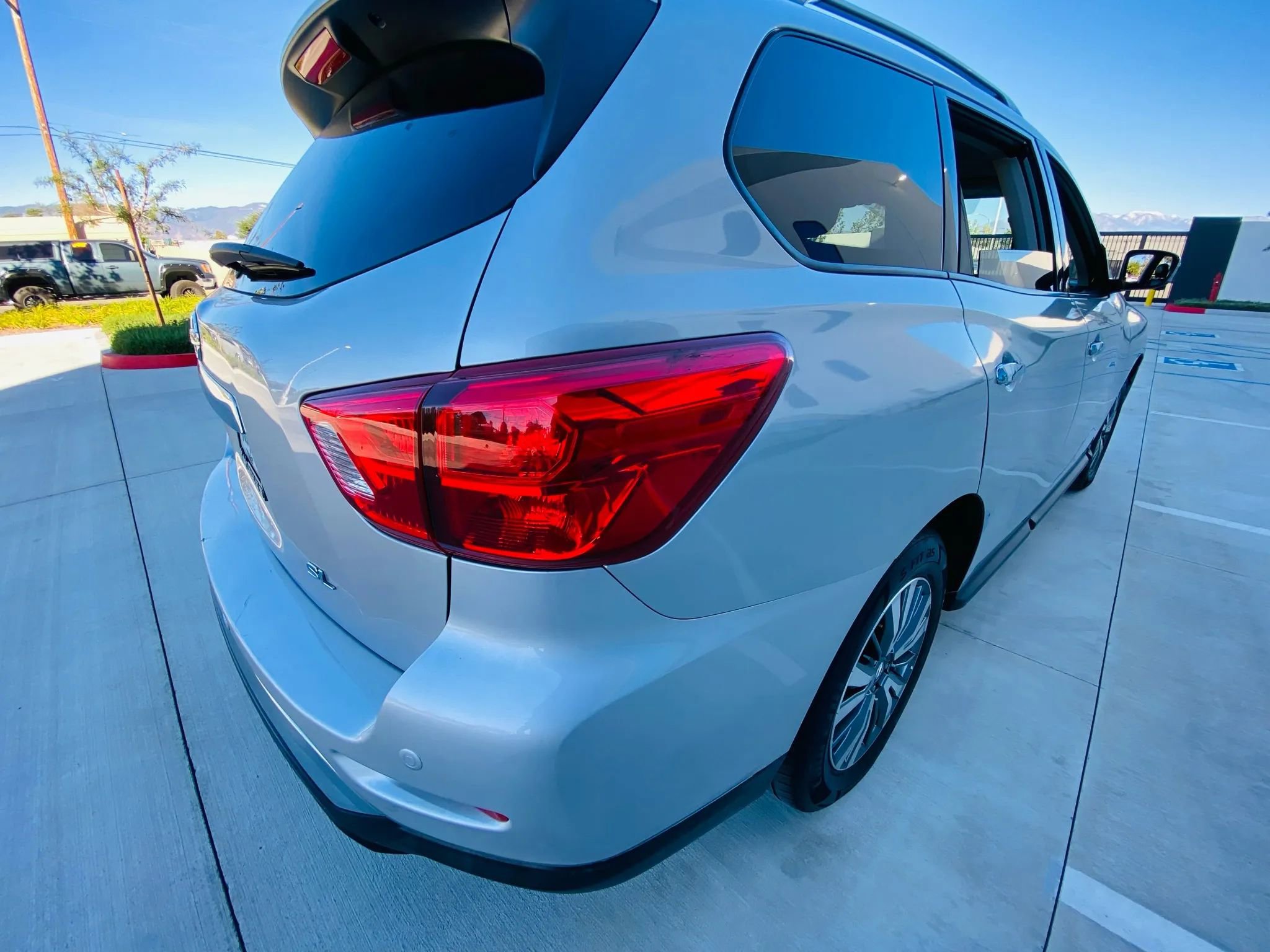 Used 2020 Nissan Pathfinder SL image 14