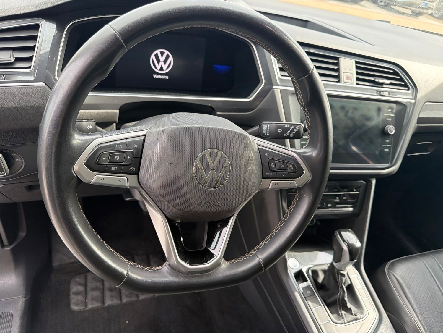 Used 2022 Volkswagen Tiguan SE w/ Panoramic Sunroof Package FWD image 16