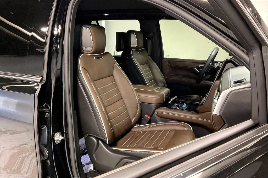 Used 2025 GMC Yukon Denali Ultimate AWD/4WD image 9