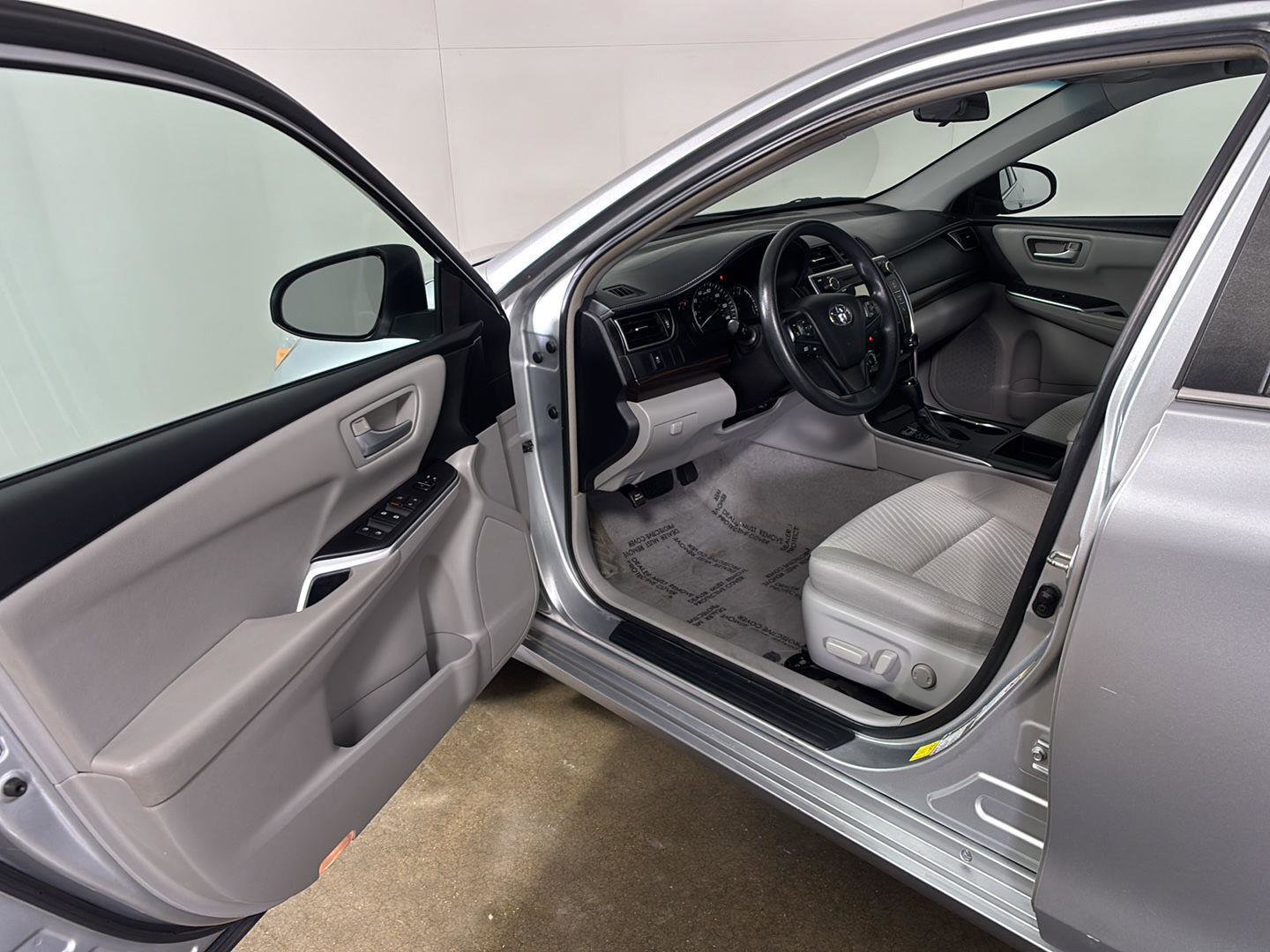 Used 2015 Toyota Camry LE FWD image 2
