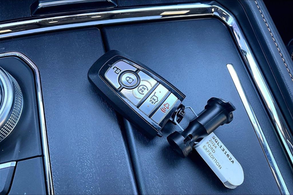 Certified 2024 Ford Expedition Platinum image 11