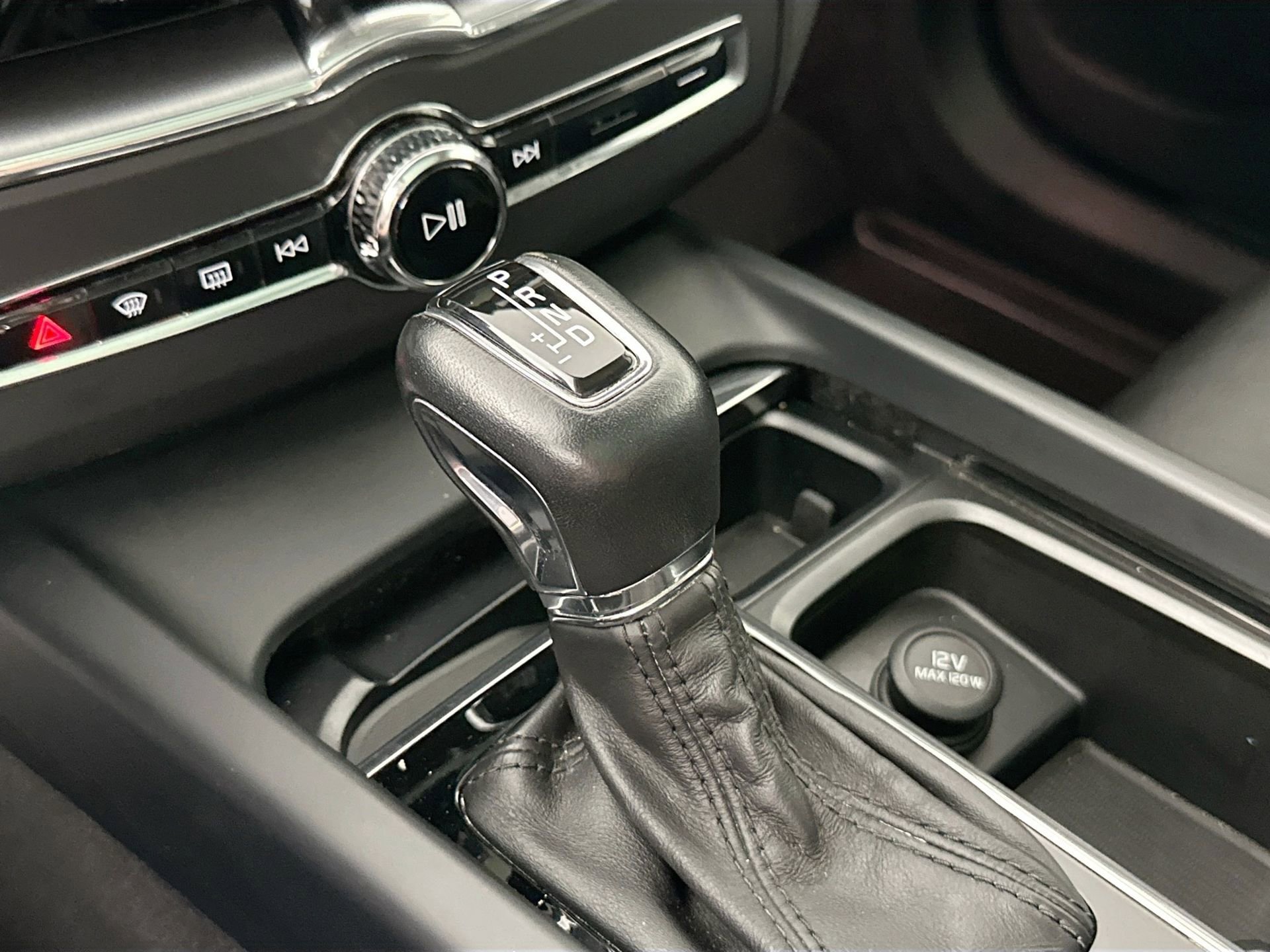 Certified 2018 Volvo XC60 T5 Momentum w/ Convenience Package image 19