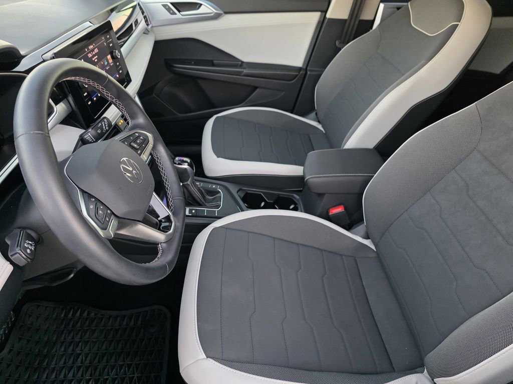 Used 2025 Volkswagen Taos SE image 10