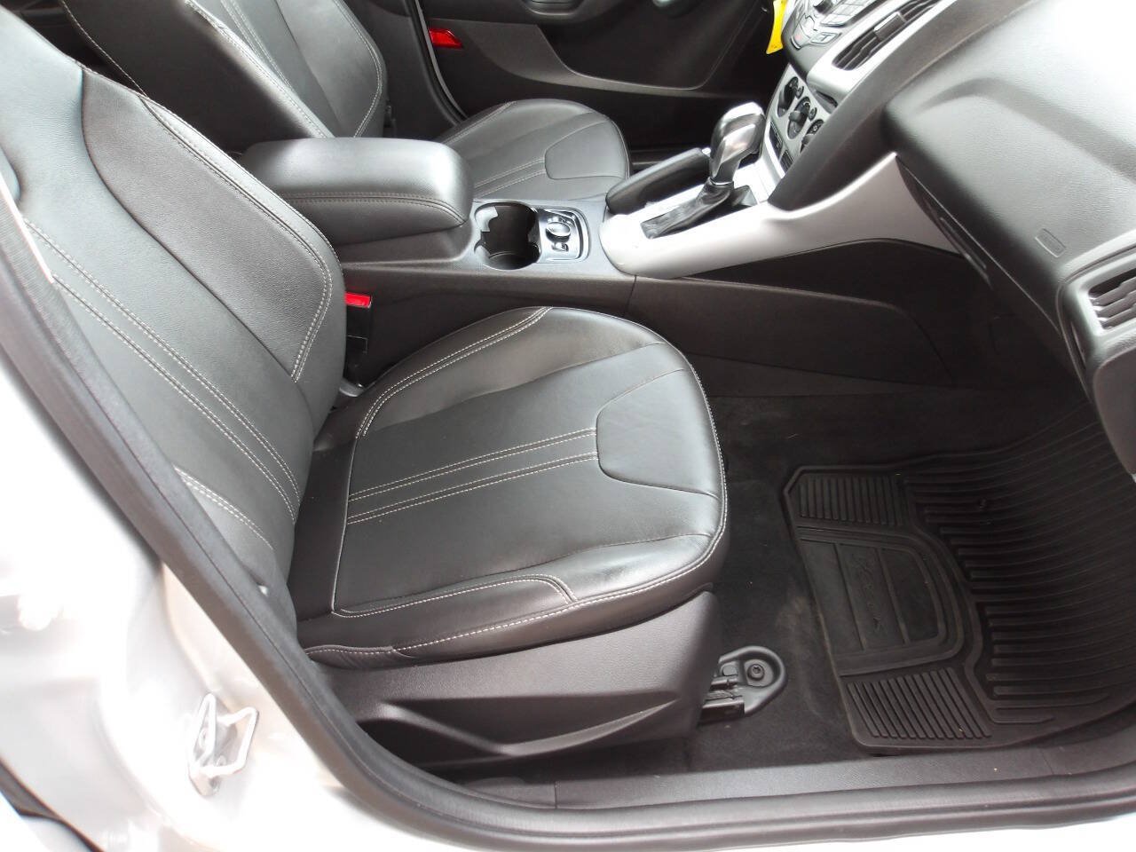 Used 2014 Ford Focus SE w/ Equipment Group 201A FWD image 6