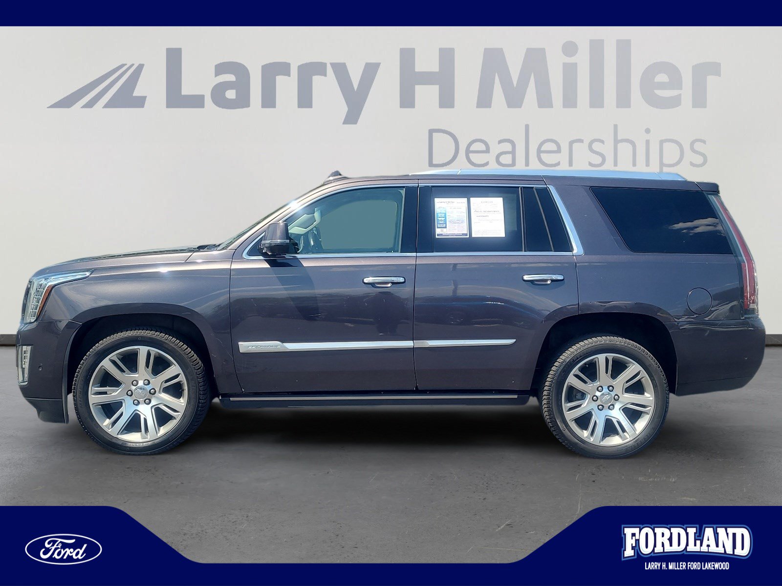 Used 2017 Cadillac Escalade Premium Luxury AWD/4WD image 2