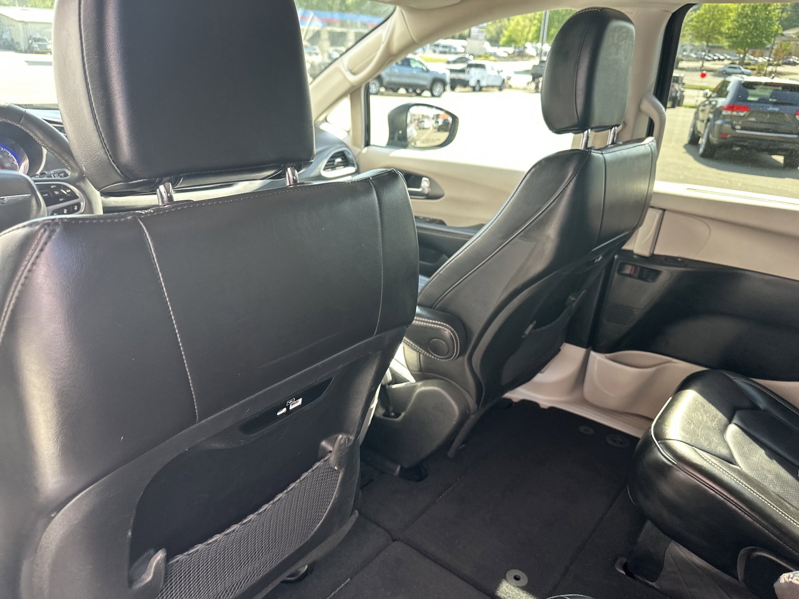 Used 2023 Chrysler Pacifica Touring-L FWD image 22
