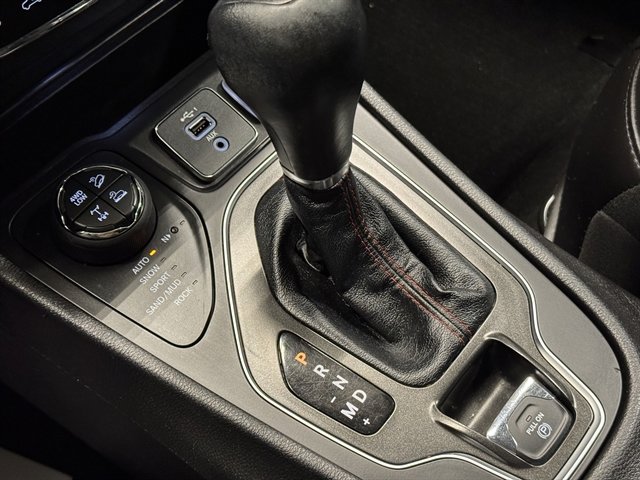 Used 2020 Jeep Cherokee Trailhawk image 23