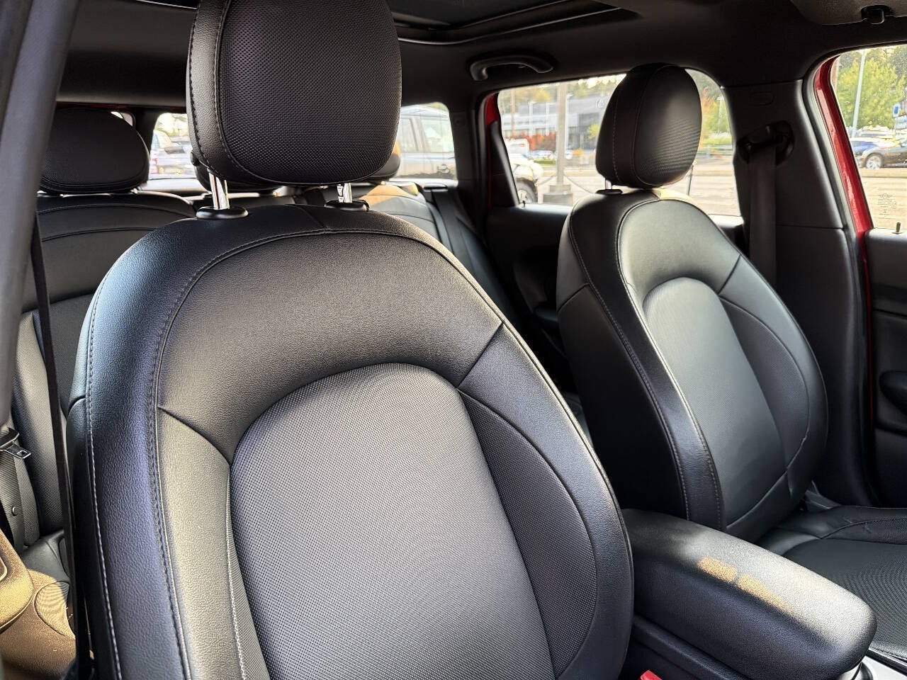 Used 2019 MINI Cooper Clubman ALL4 w/ Premium Package AWD/4WD image 16