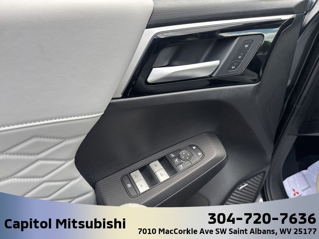 New 2025 Mitsubishi Outlander SEL image 17