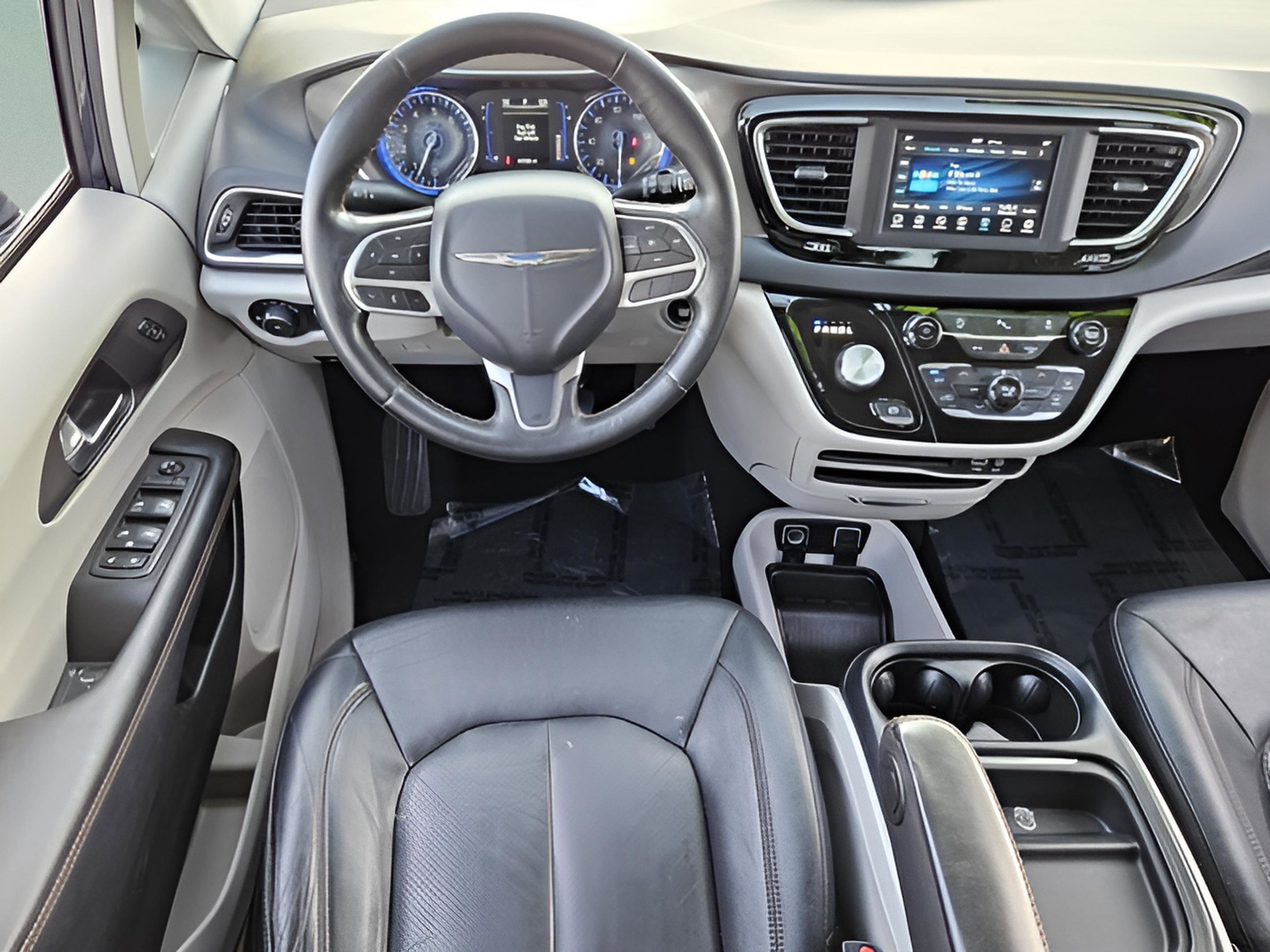 Used 2020 Chrysler Pacifica Touring-L image 11