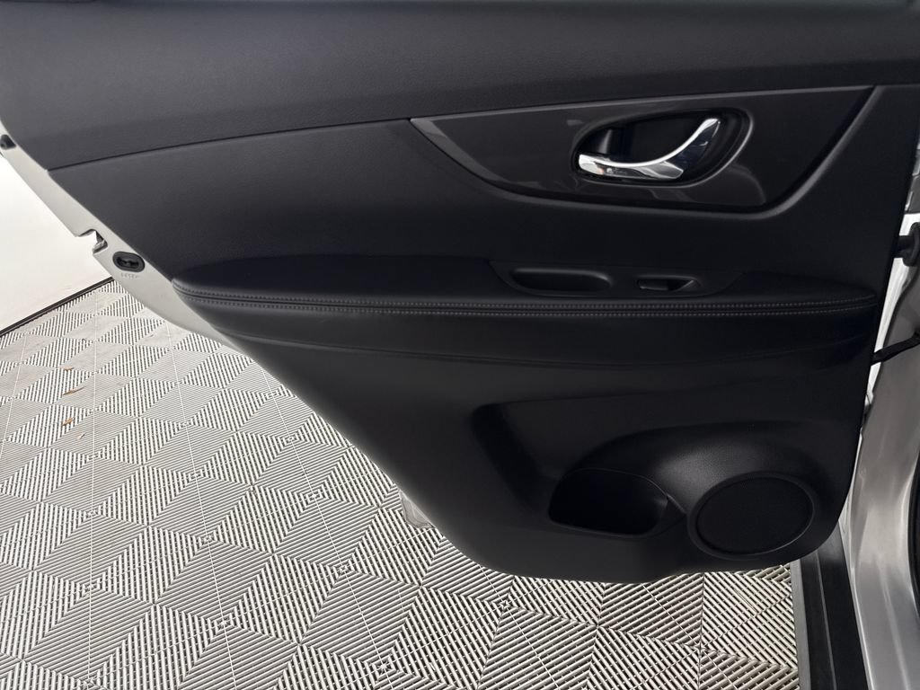 Used 2020 Nissan Rogue SV w/ Sun & Sound Touring Package FWD image 12