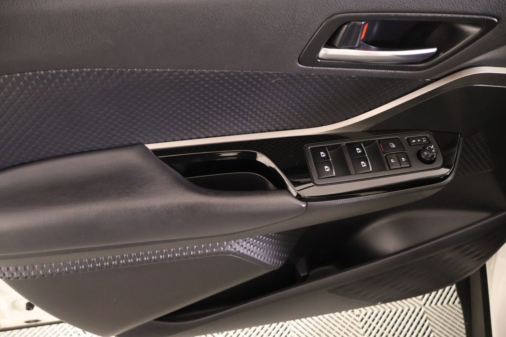 Used 2019 Toyota C-HR XLE FWD image 14