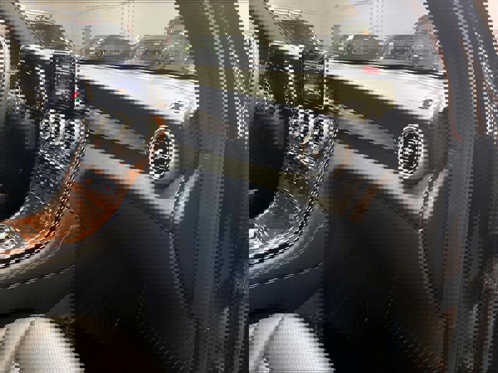 Used 2019 Mercedes-Benz GLC 300 4MATIC image 17