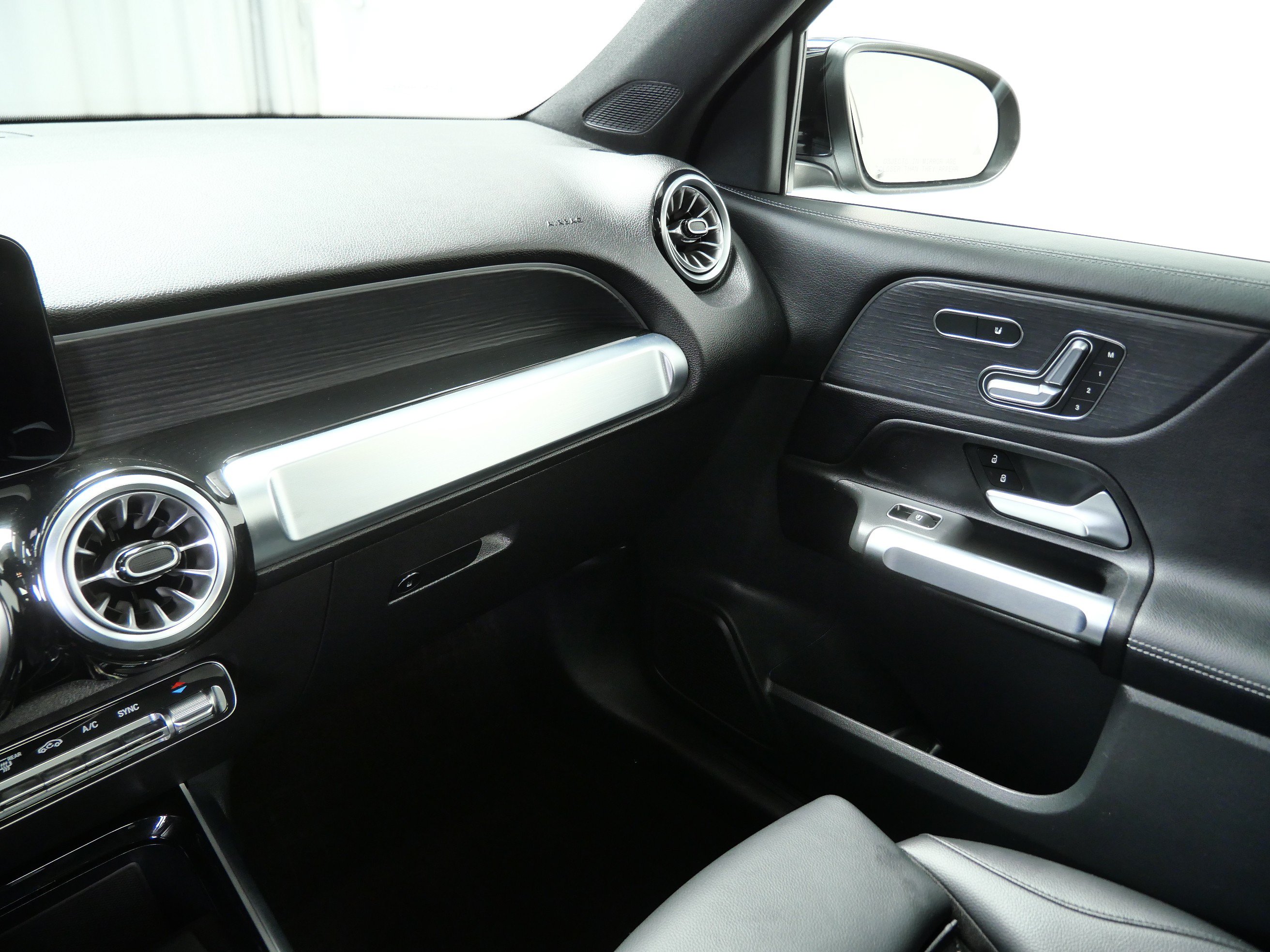 Used 2023 Mercedes-Benz GLB 250 4MATIC image 20