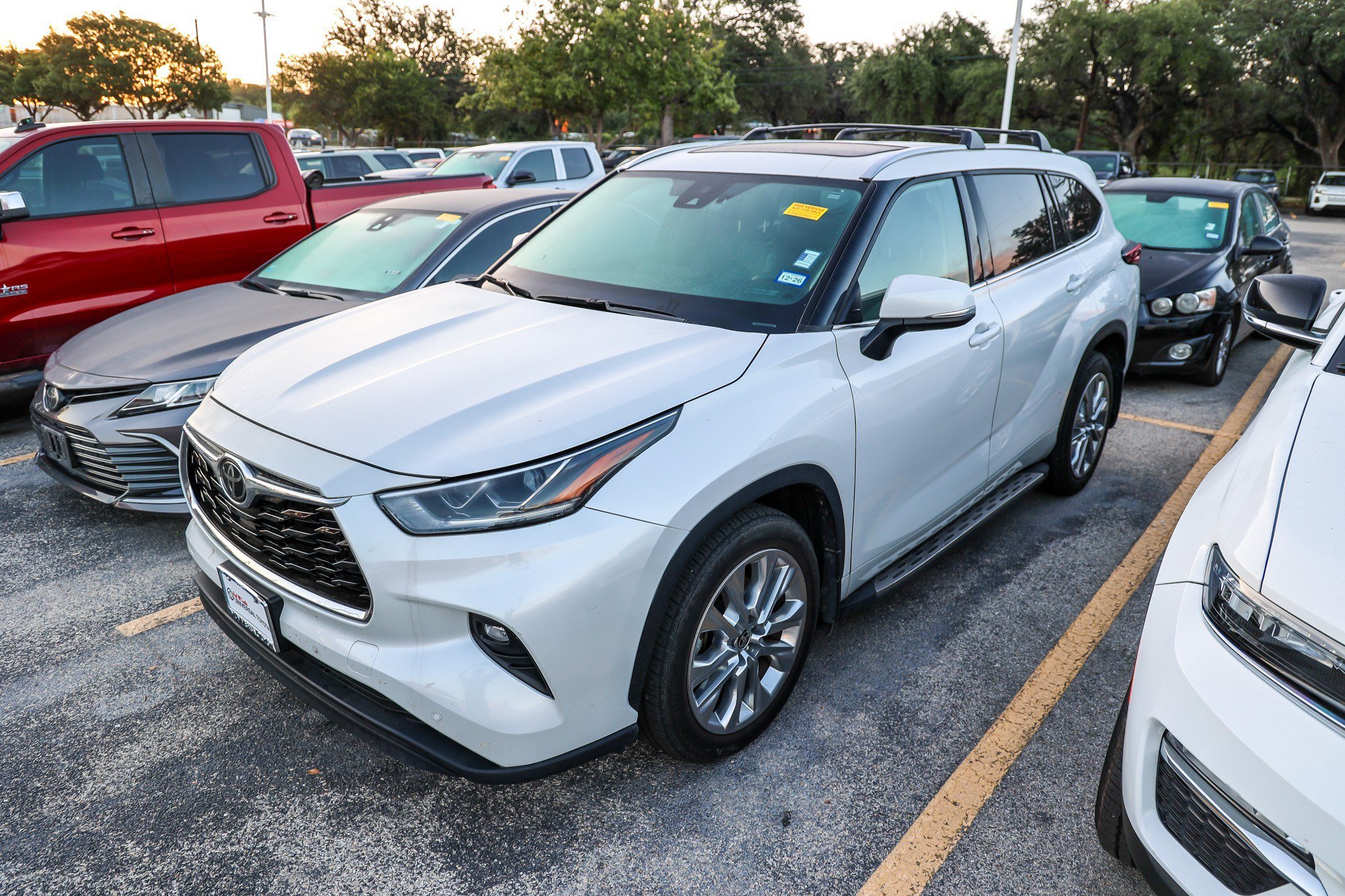 Used 2024 Toyota Highlander Limited FWD image 3