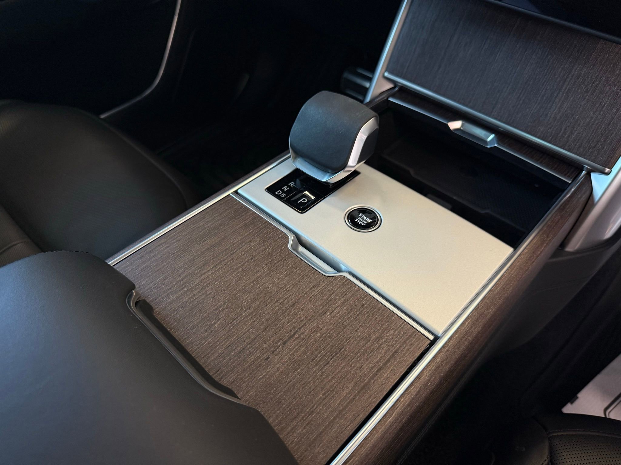 Used 2025 Land Rover Range Rover SE image 24