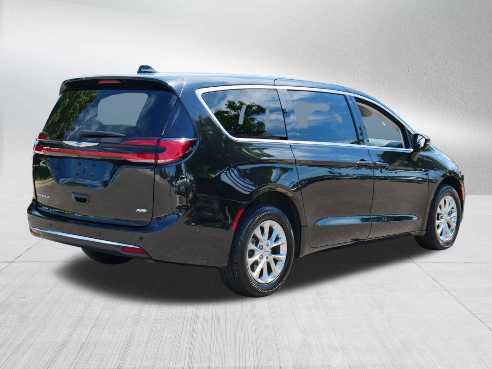 Used 2023 Chrysler Pacifica Touring-L AWD/4WD image 7