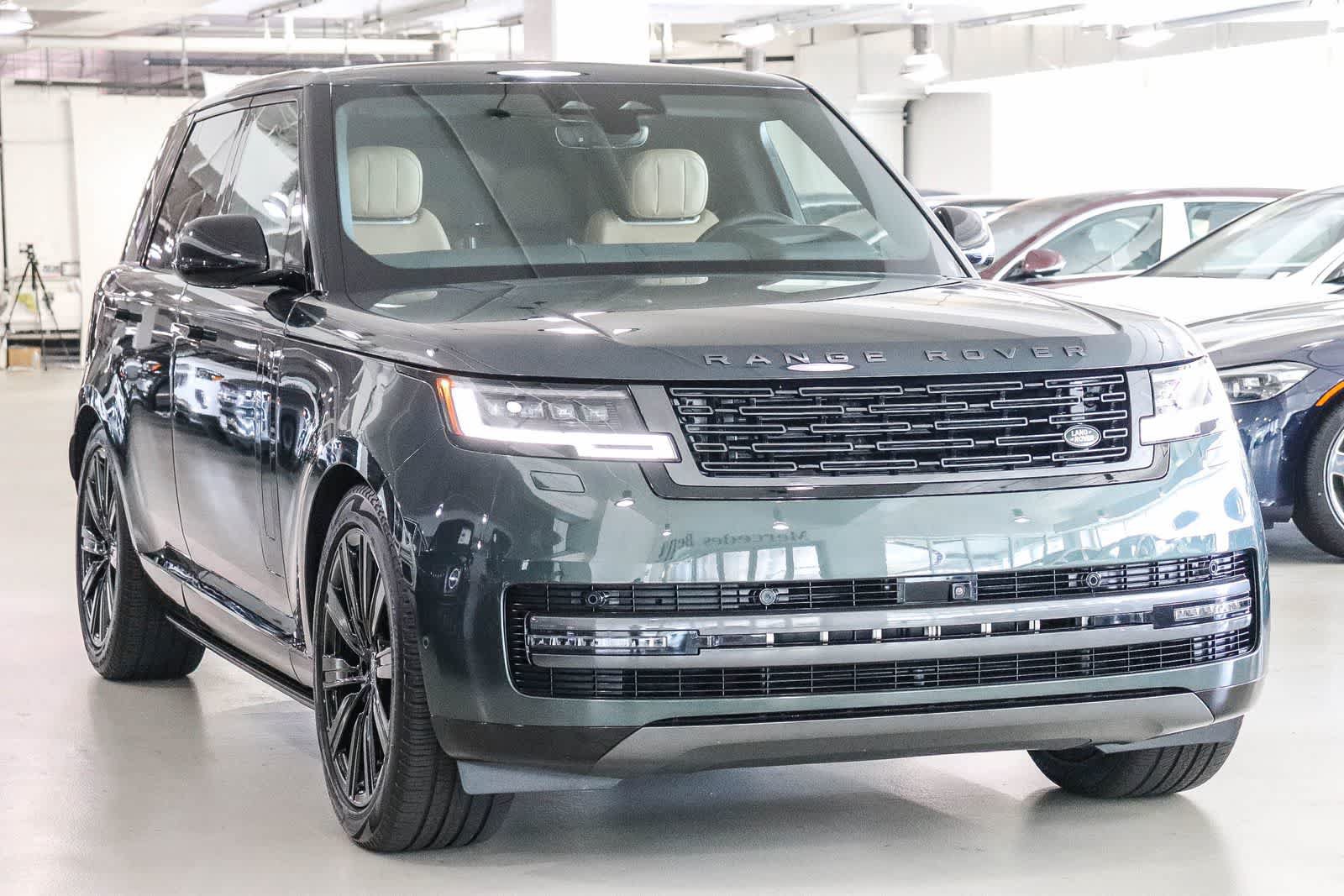Used 2025 Land Rover Range Rover SE AWD/4WD image 5