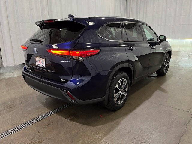 Used 2021 Toyota Highlander XLE AWD/4WD image 3