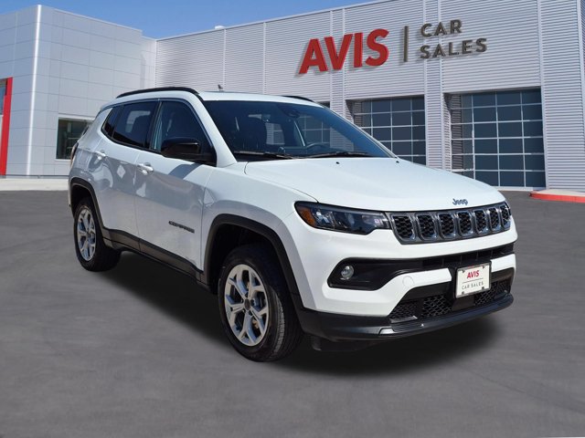 Used 2025 Jeep Compass Latitude w/ Sun & Sound Group AWD/4WD image 3